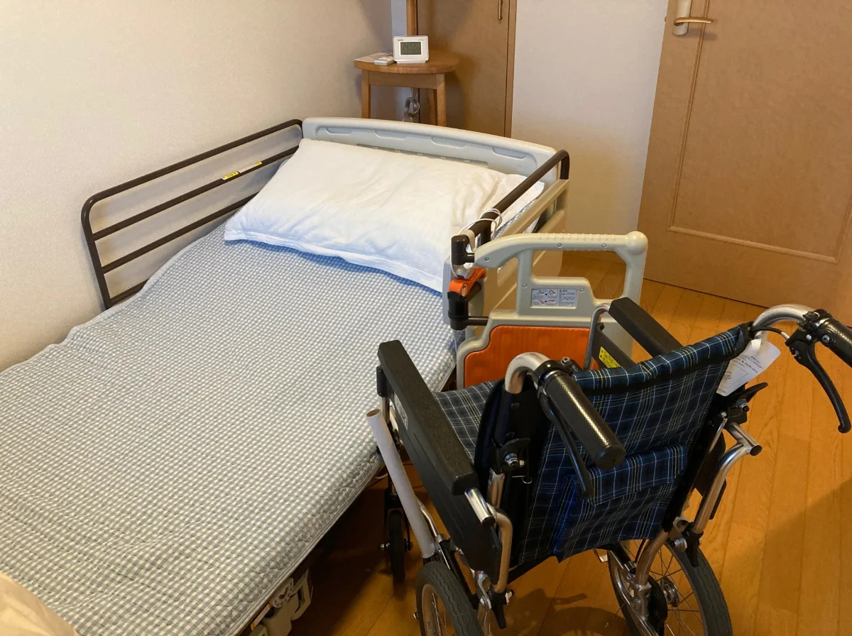 介護ベッドと車いす