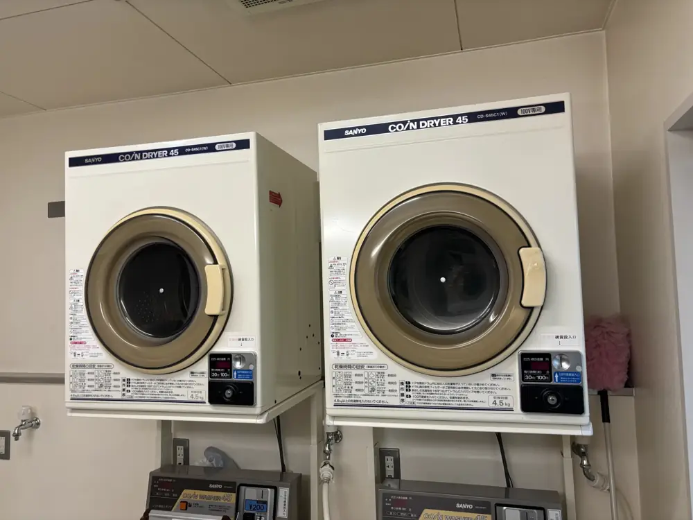 病院の什器・設備の回収事例：壁に設置された2台のコイン式衣類乾燥機