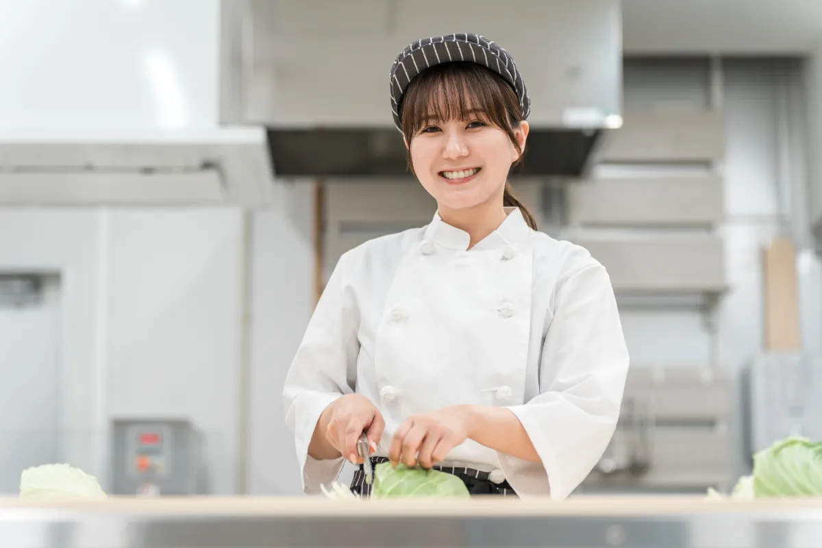 飲食店の厨房で調理をするスタッフ